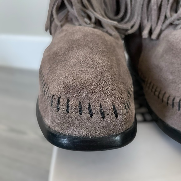 NEW Minnetonka Gray Suede Fringe Flat Boho Hippie Booties - Size 6 - Picture 11 of 16